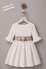Vestido niña ceremonia verano elegante en bambula con fajín de lino malva y lazo trasero - Imagen 3
