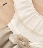 Vestido cubanita ceremonia beige y blanco con flor y lazo elegante - Imagen 5
