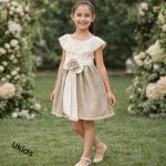 Vestido cubanita ceremonia beige y blanco con flor y lazo elegante