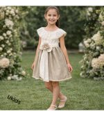 Vestido cubanita ceremonia beige y blanco con flor y lazo elegante
