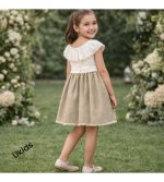 Vestido cubanita ceremonia beige y blanco con flor y lazo elegante - Imagen 2
