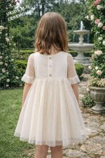 Vestido niña ceremonia beige tul plumeti elegante manga corta, "Colección Camelia" - Imagen 2