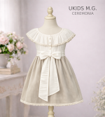 Vestido cubanita ceremonia beige y blanco con flor y lazo elegante - Imagen 4