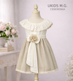 Vestido cubanita ceremonia beige y blanco con flor y lazo elegante - Imagen 3