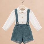 Conjunto bebé niño verde esmeralda con camisa clara y pantalón corto de tirantes