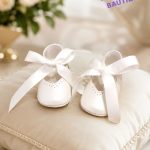 Zapato de bautizo para bebé en piel blanca con lazo de raso