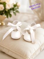 Zapato de bautizo para bebé en piel blanca con lazo de raso