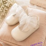 Zapato de bautizo para bebé en piel nacarada con lazo de organza color marfil