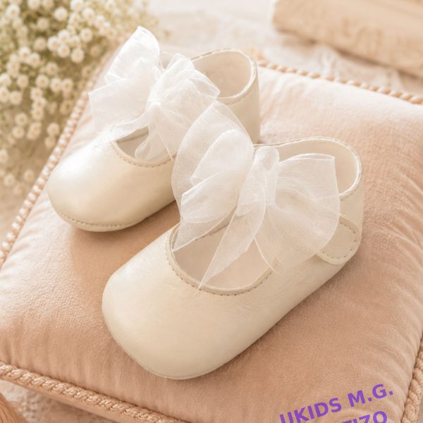 Zapato de bautizo para bebé en piel nacarada con lazo de organza color marfil