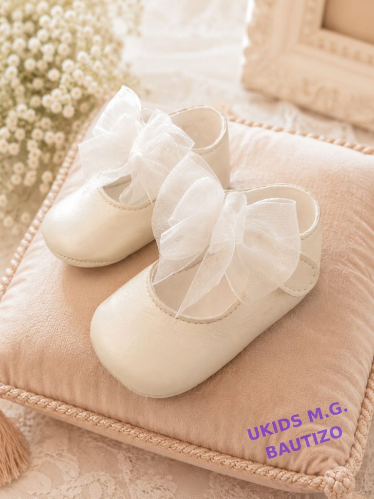 Zapato de bautizo para bebé en piel nacarada con lazo de organza color marfil