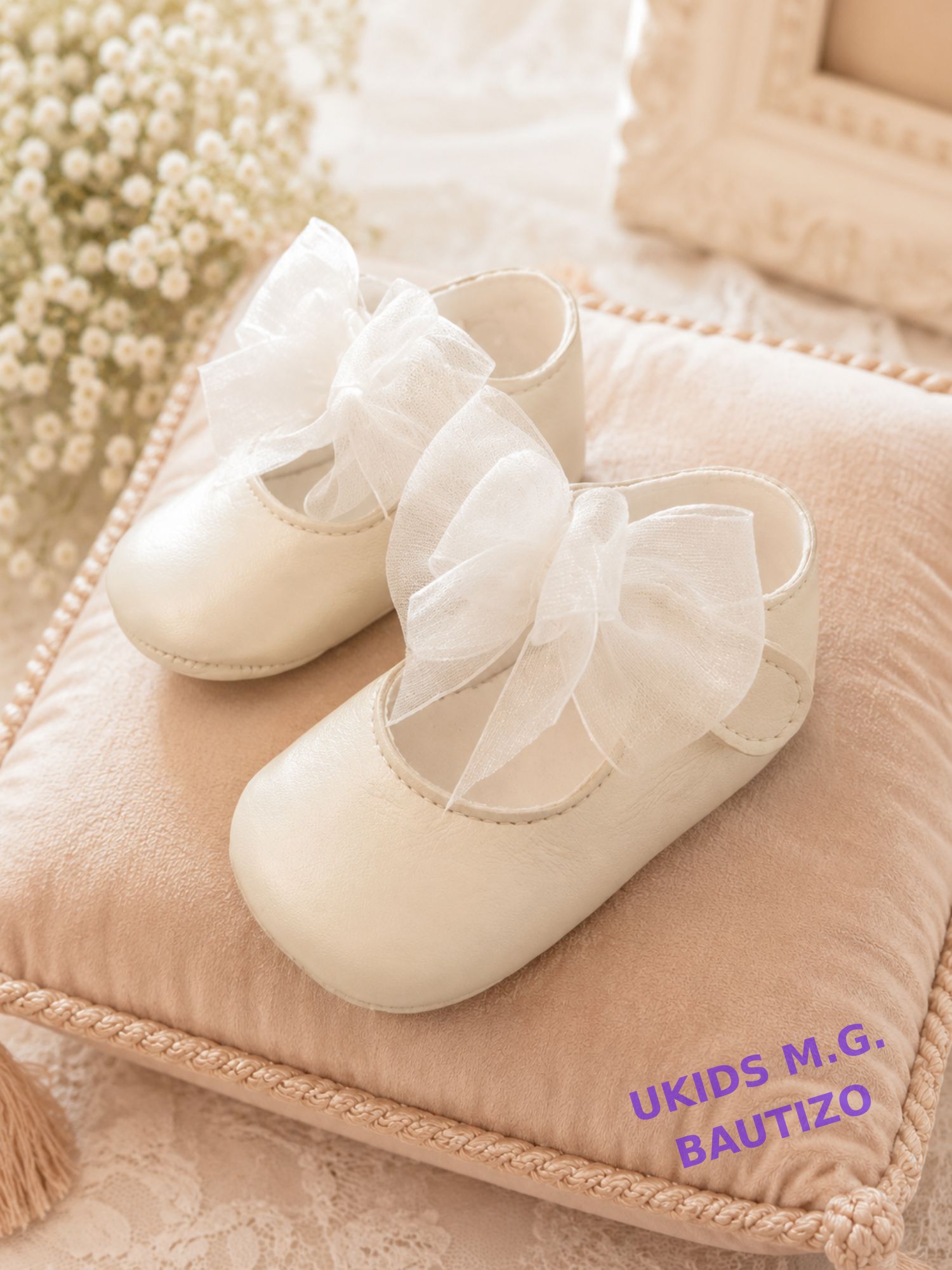 Zapato de bautizo para bebé en piel nacarada con lazo de organza color marfil