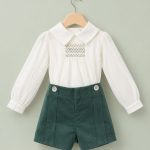Conjunto bebé camisa blanca y peto corto verde con tirantes