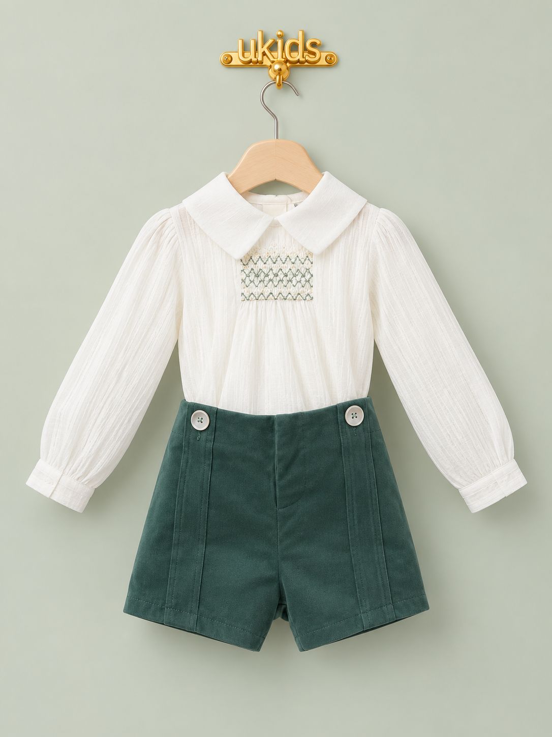 Conjunto bebé camisa blanca y peto corto verde con tirantes