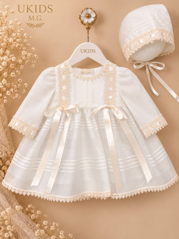 Vestido bautizo capota beige con lorzas y puntillas