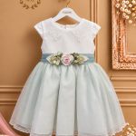 Vestido de bautizo verde con tul combinado y encaje fino