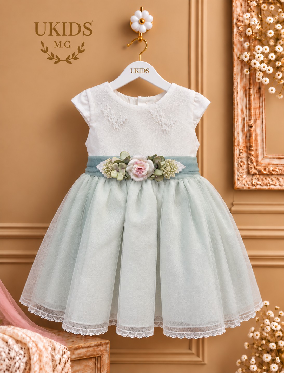 Vestido de bautizo verde con tul combinado y encaje fino