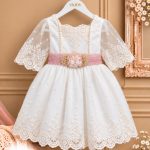 Vestido de bautizo para bebé niña con bordado en plumeti
