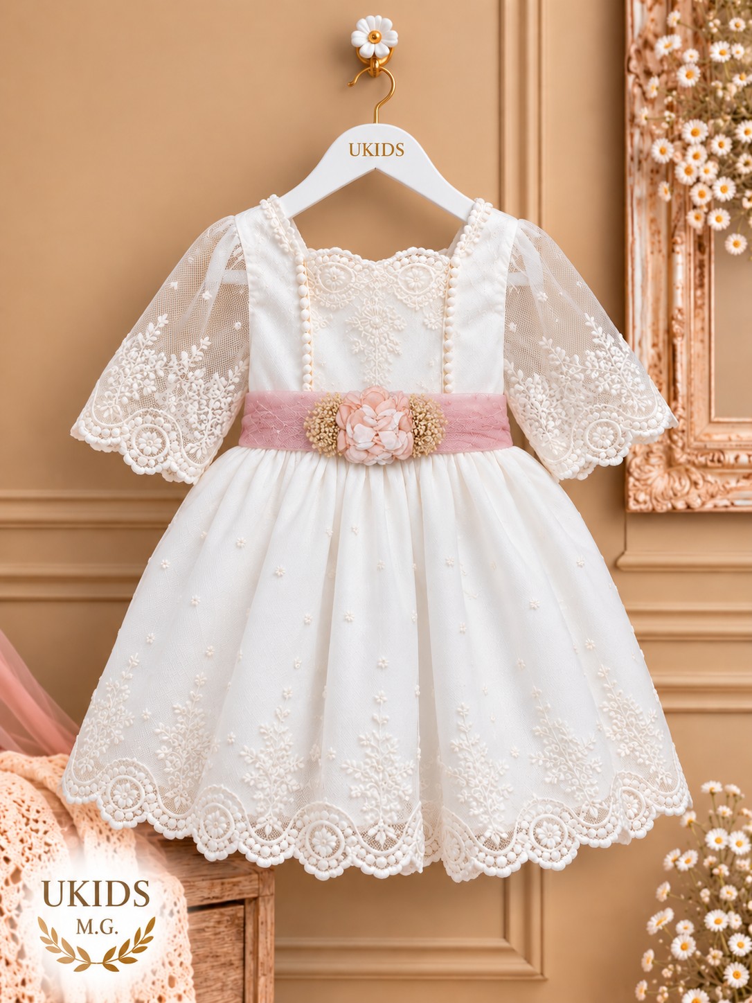 Vestido de bautizo para bebé niña con bordado en plumeti