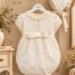 Pelele plumeti lazo central beige para bautizo de bebé
