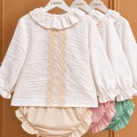 Conjunto de bautizo con blusa de bámbula y braguita