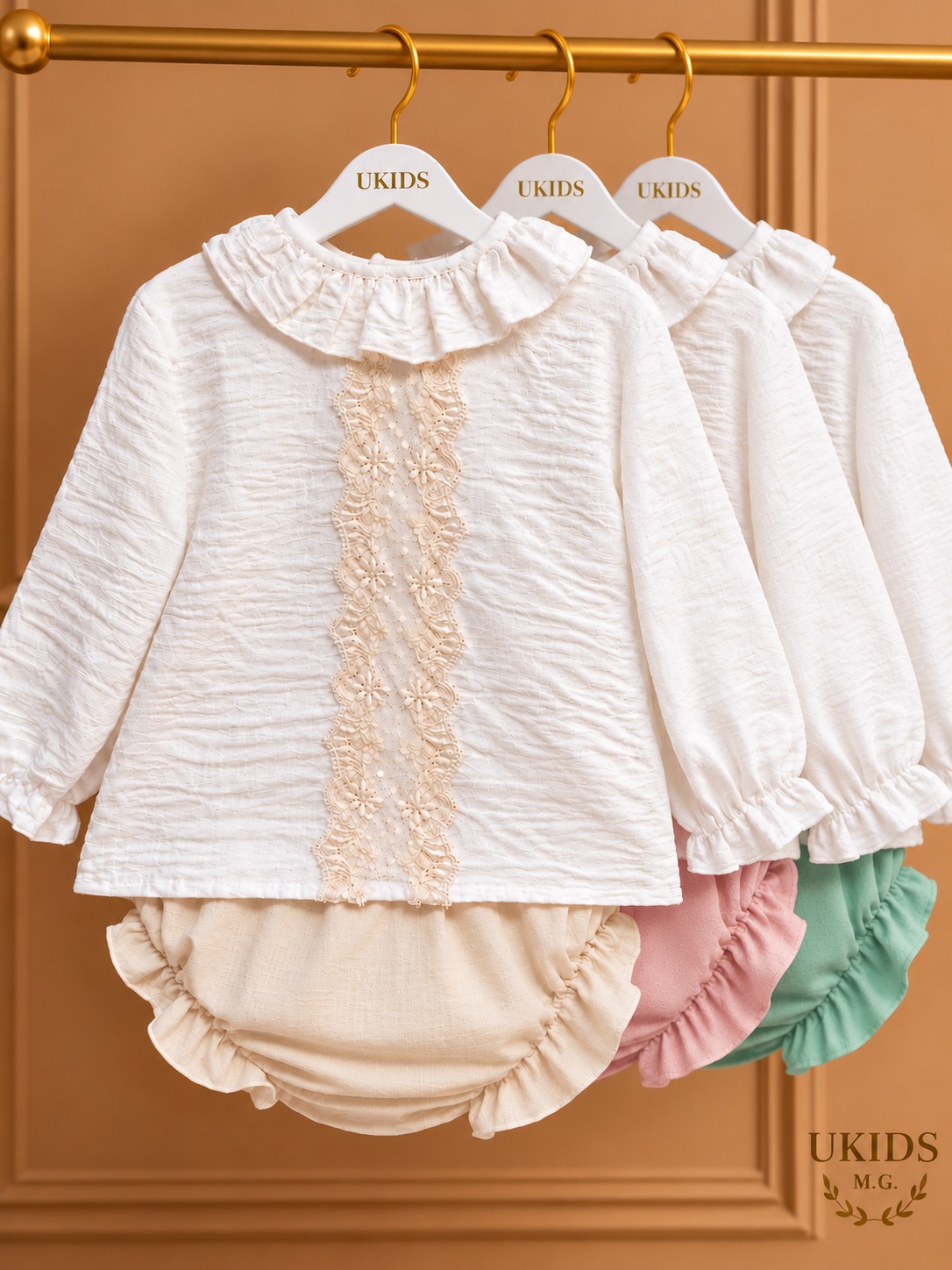 Conjunto de bautizo con blusa de bámbula y braguita